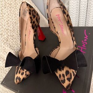 Betsey Johnson Animal Print Heels with Black Bow 6.5 Brand New